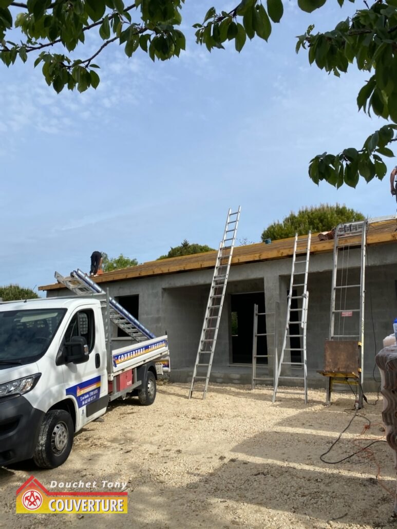 Velux / fenêtre de toit à Saintes - Douchet Tony Couverture